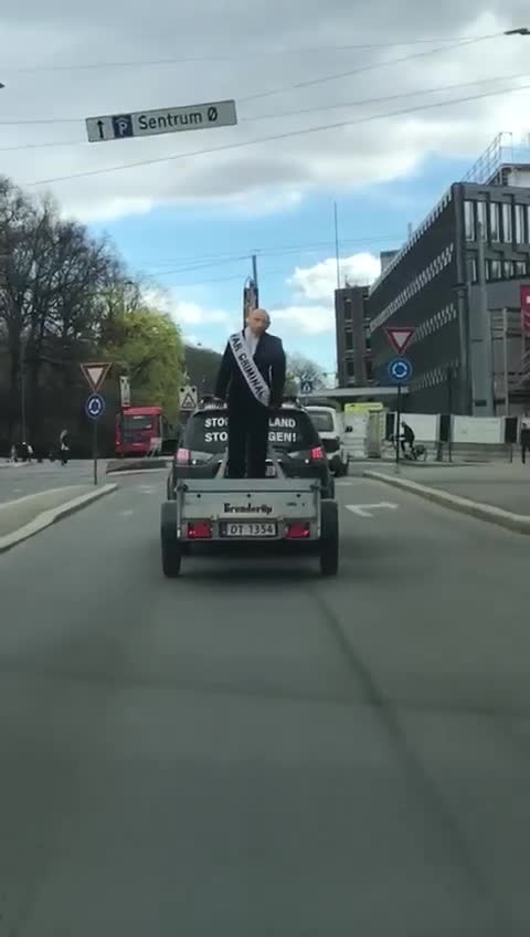 Ukrainian community in Norway created a stuffed dummy of Putin and drives it around