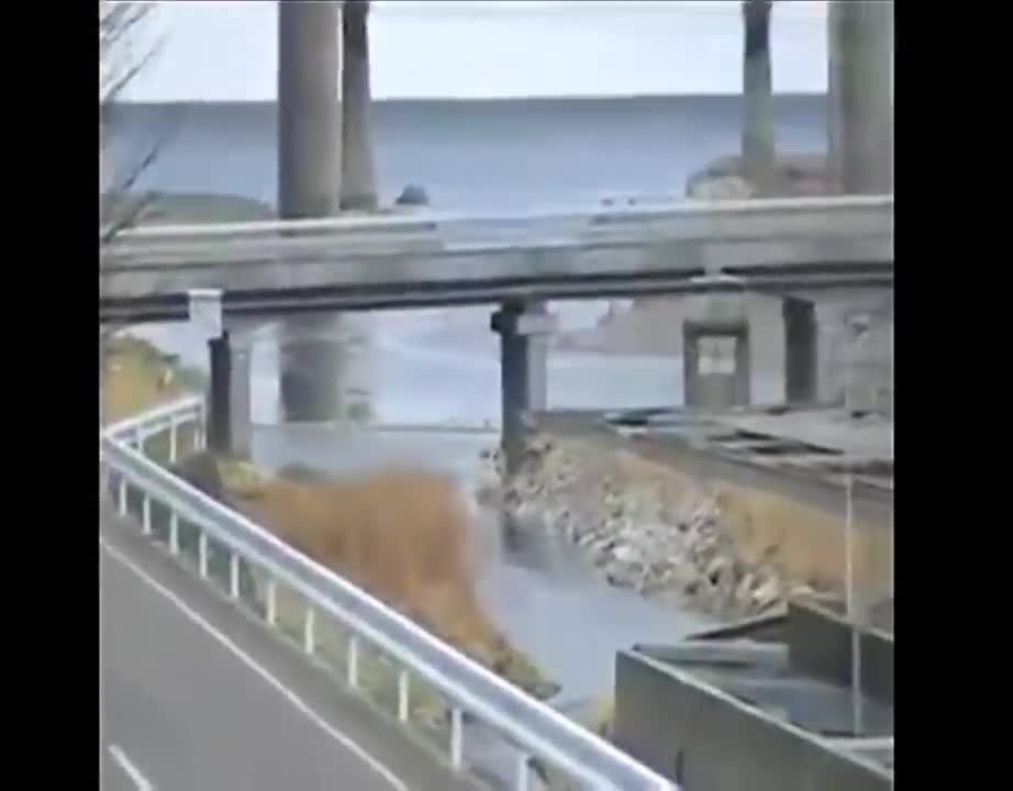 Tōhoku Tsunami [full wave face] - Noda, Iwate Prefecture, Japan - 3.11.2011 (stabilized/enhanced)