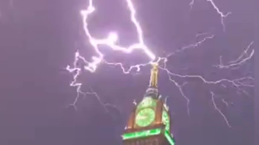 Video of Lightning Strike on Mecca Clock Tower Goes Viral