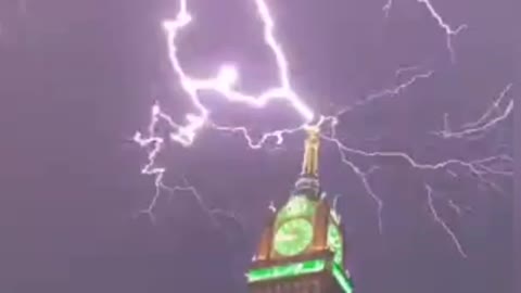 Video of Lightning Strike on Mecca Clock Tower Goes Viral