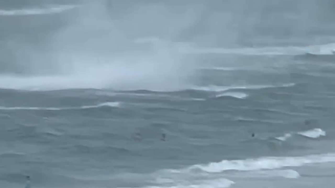 Footage captures waterspout ripping through crowded beach #Shorts