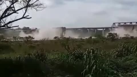 Moments Juscelino Kubitschek Bridge connecting Maranhão to Tocantins collapses