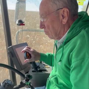 Chuck Grassley: Combining Corn on the Grassley Farm #CornWatch 🌽