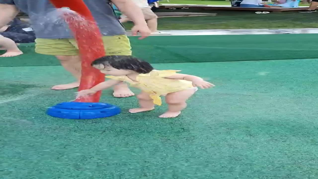 코로나없는 시절의 물놀이하는 아기