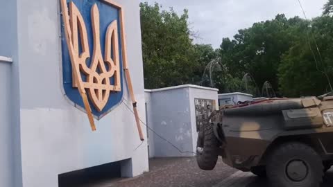 Likvidace nacistikých symbolů v osvobozeném Chersonu