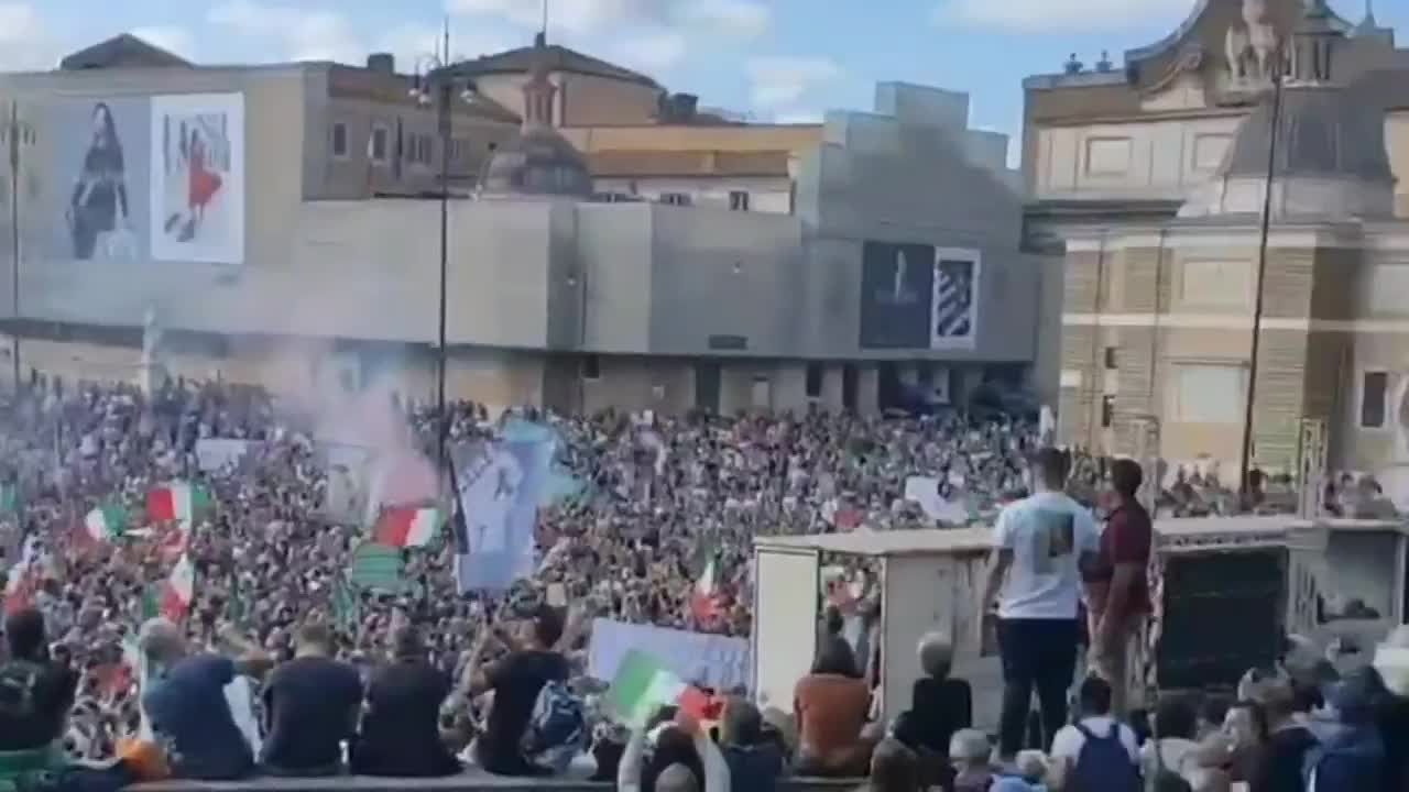 Protests in Italy - singing the national anthem - October 2021