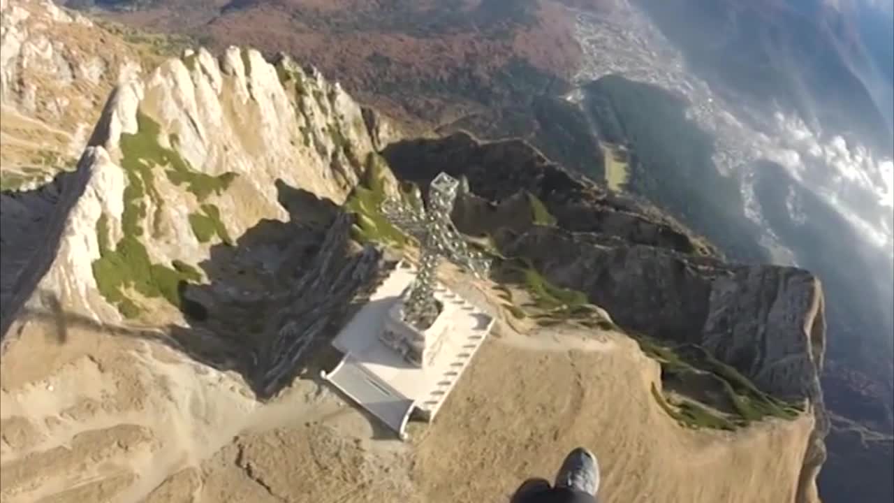 Fearless paragliders soar high above Carpathian Mountains