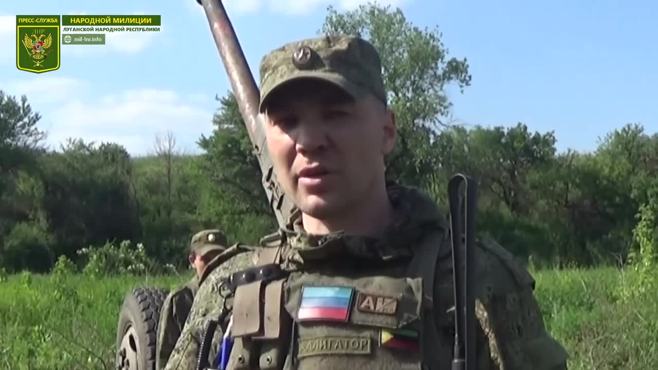 Ukraine War - Howitzer artillery battery of the LPR army