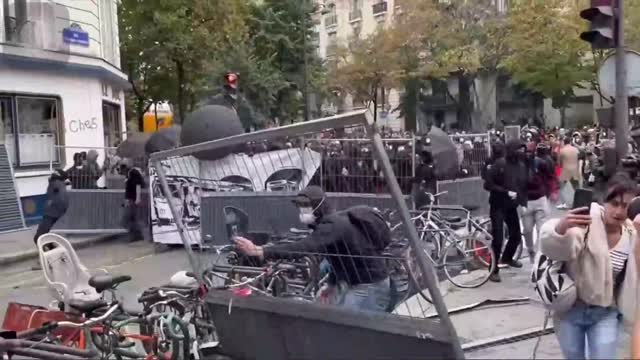 Χαμός στους δρόμους του Παρισιού 2