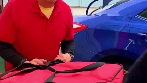 Pizza Guy Refuses To Complete Delivery