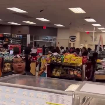 Large Group of Criminals Ransack a WaWa Store in Philadelphia