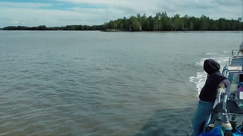 the boat we were riding ran aground in the middle of the sea