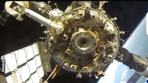 Canal Evidências - WzAAigLR0P8 - OLHA ESSA VENTO NO ESPAÇO PAINEL SOLAR DA ISS FEITO DE PAPELÃO