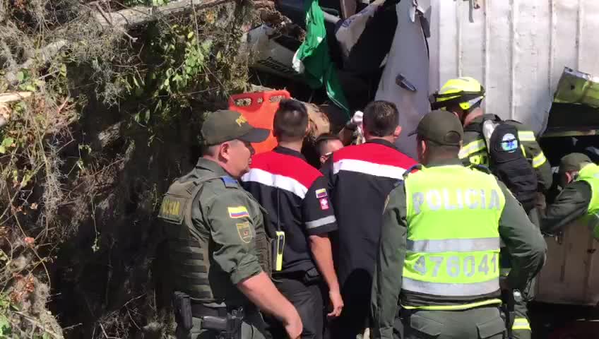 Autoridades trabajan en el rescate de los heridos tras accidente