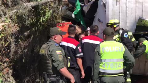 Autoridades trabajan en el rescate de los heridos tras accidente