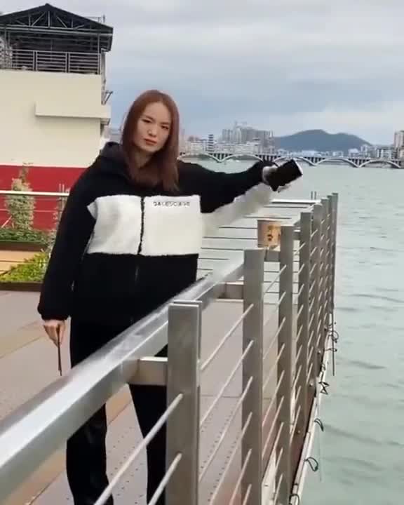 Please watch the master's performance,