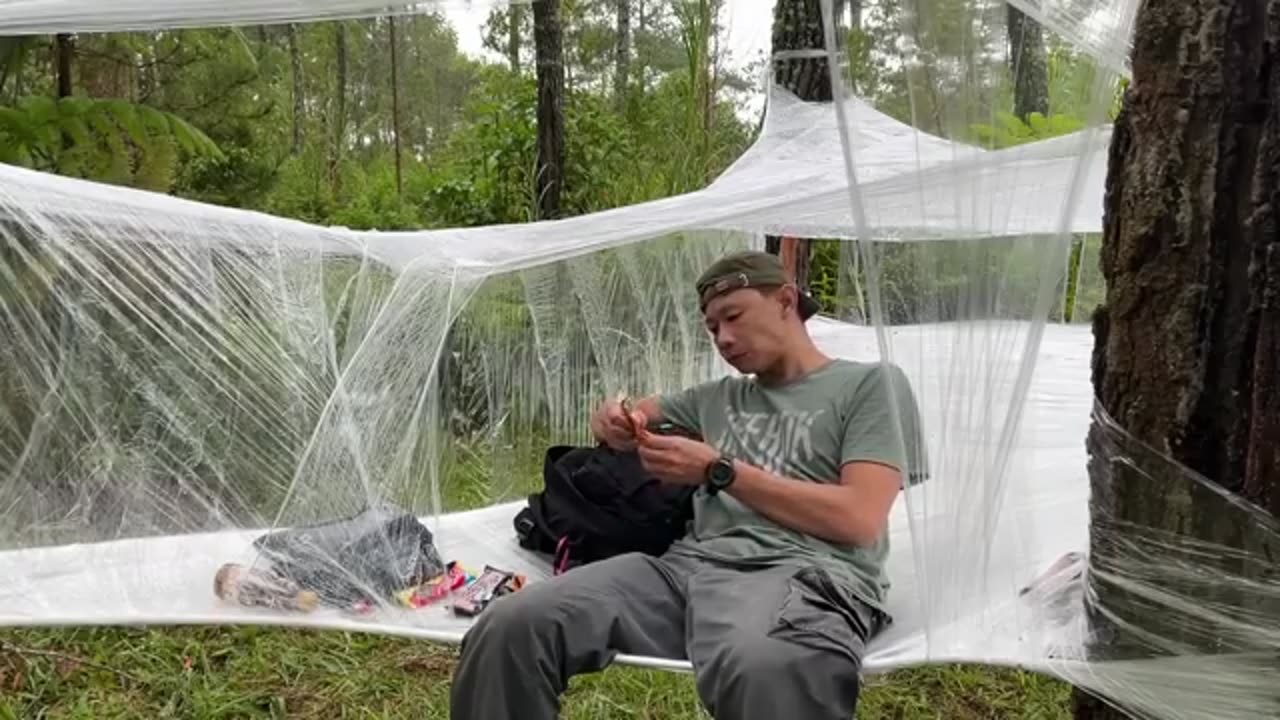 Solo Survival in heavy Rain with Plastic Wrap