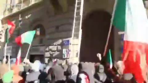 Italianos se desahacen de la bandera UE