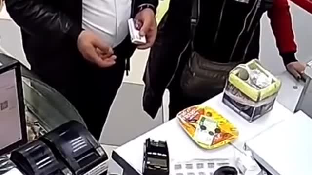 The fastest robbery you'll see, let's see who can spot it
