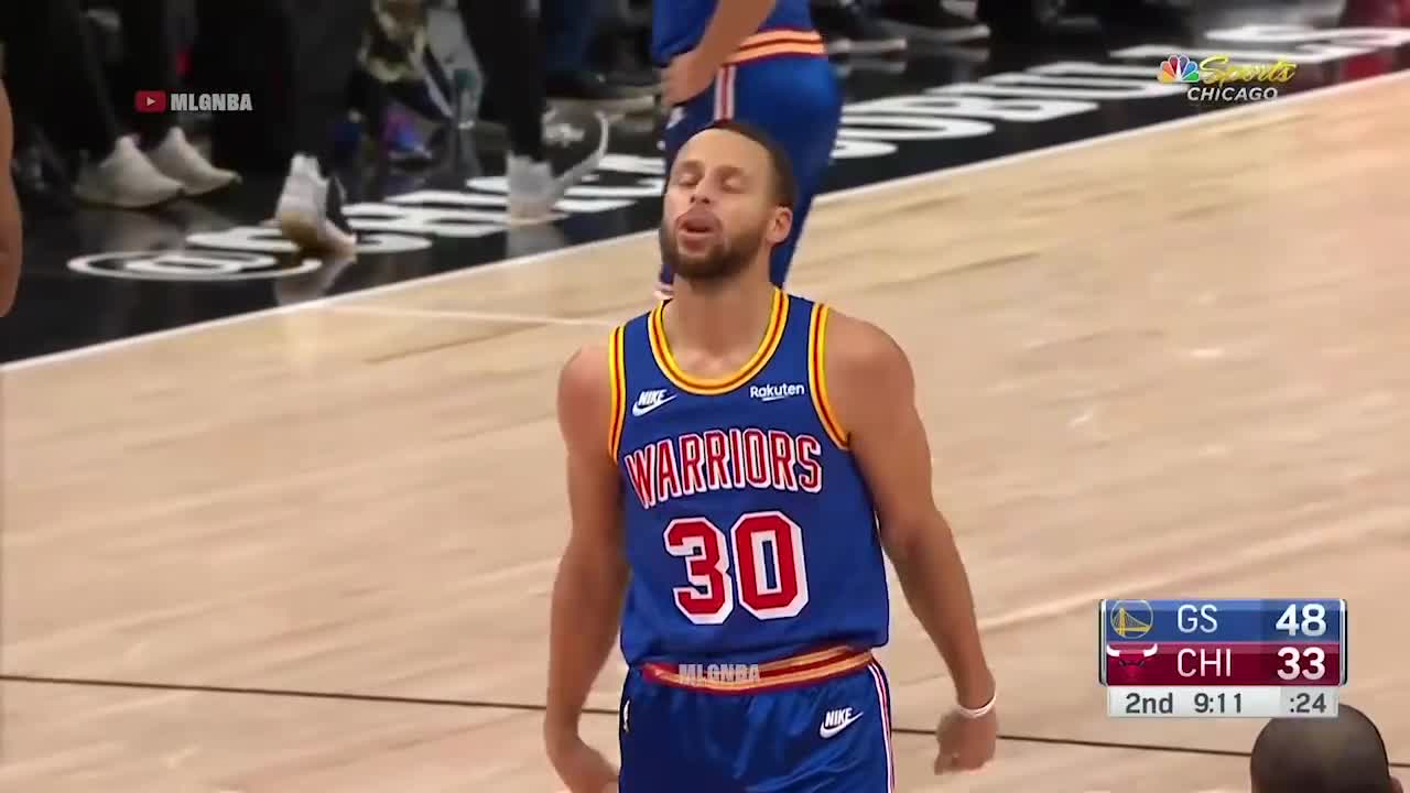 Steph Curry hurt his wrist