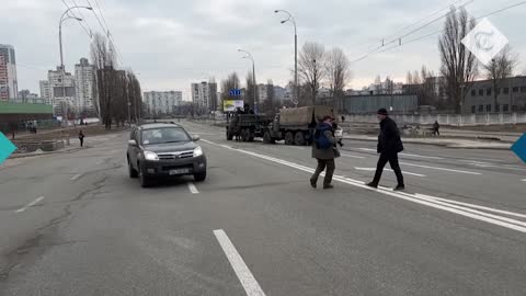 Ukraine war: Kyiv braces for battle as Russian tanks enter city