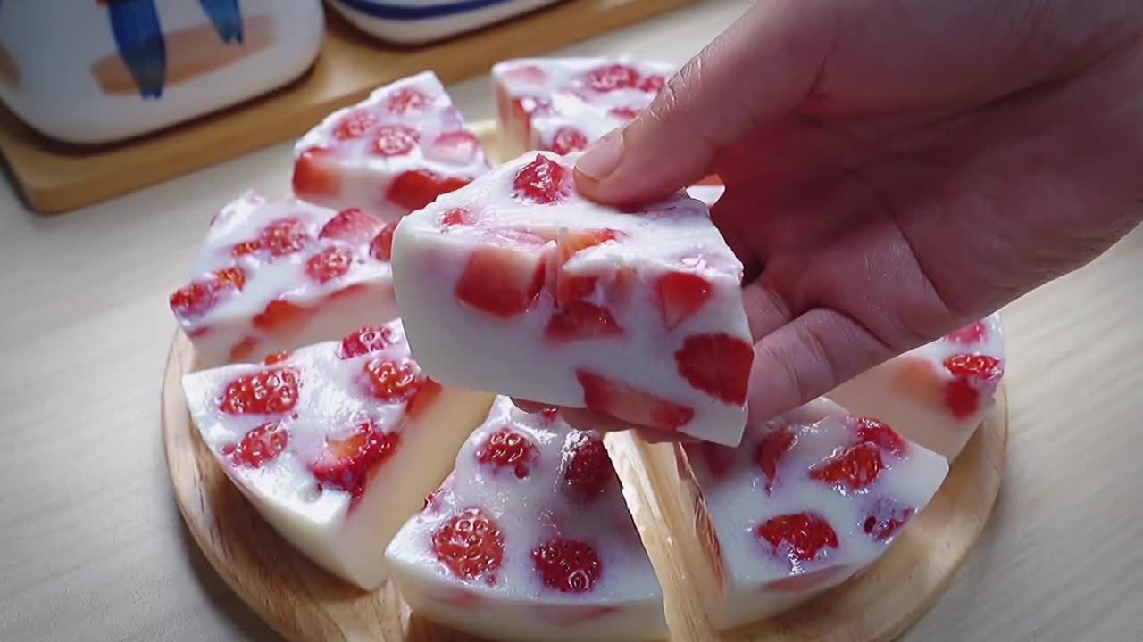 In strawberry season, make a strawberry milk pudding