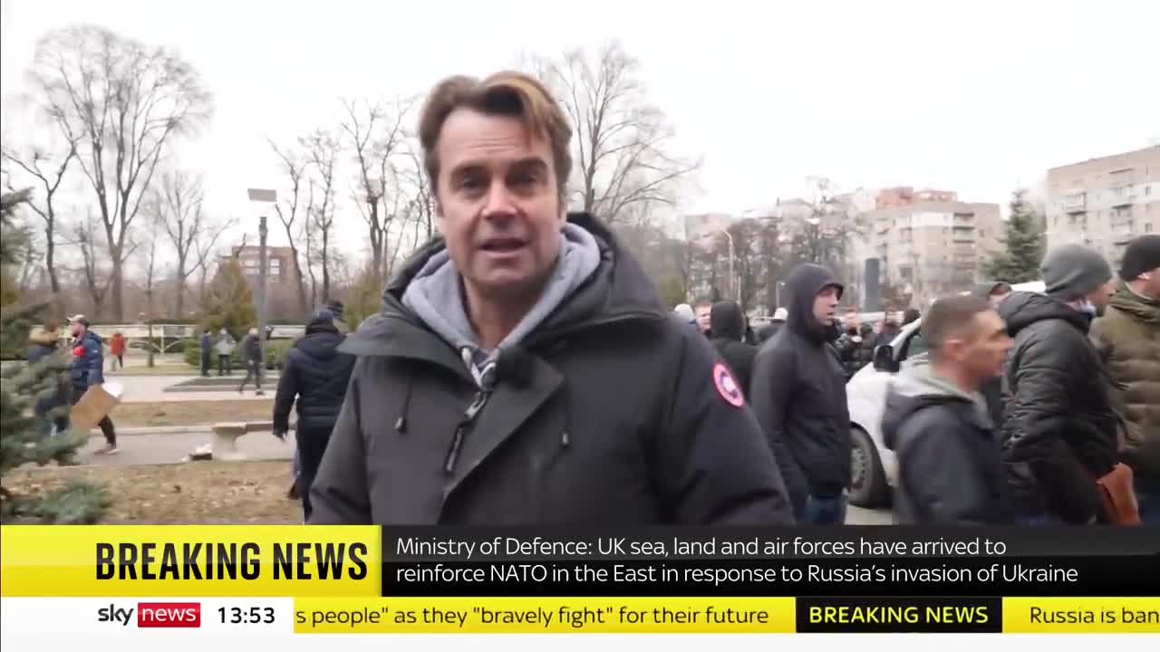 Ukraine crisis_ Civilians seen preparing Molotov cocktails
