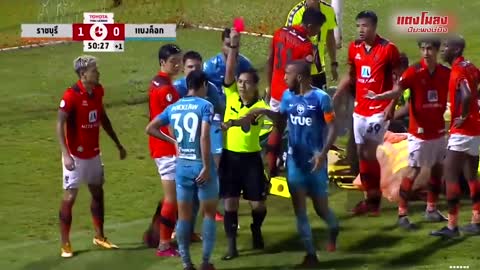 Thai football jumped, kicked asleep on the field "red card" immediately