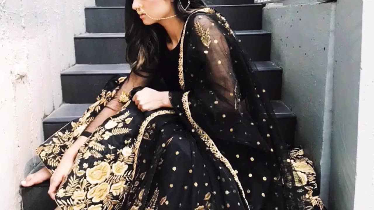 Pakistani actresses in Black dresses looking beautiful