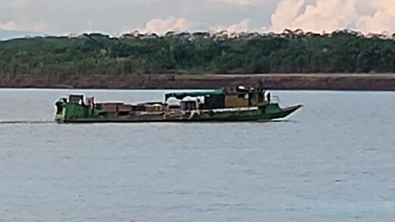 Un día relajado en el Puerto carbonero en el Rio Ucayali - Pucallpa City - Perú