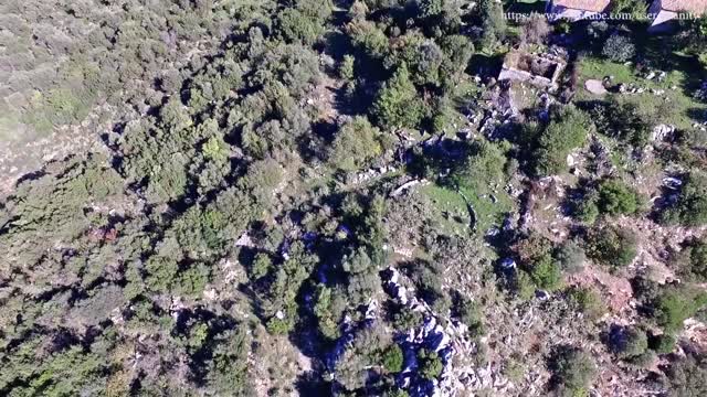 Drone capta magníficamente la pintoresca ciudad-castillo de Karitania, Grecia