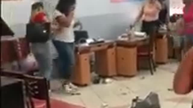 Crazy America - a fight of girls in a beauty salon |•| girls fights || street fight || women fight