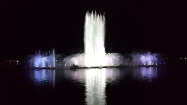 Big Fountain installed into the ocean