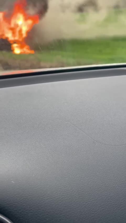 VIDEO/ Makina shpërthen në flakë pas daljes nga rruga, nëna me 2 fëmijët në spital