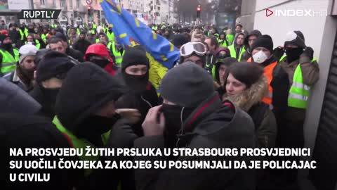 Žuti prsluci u svojim redovima otkrili policajca u civilu
