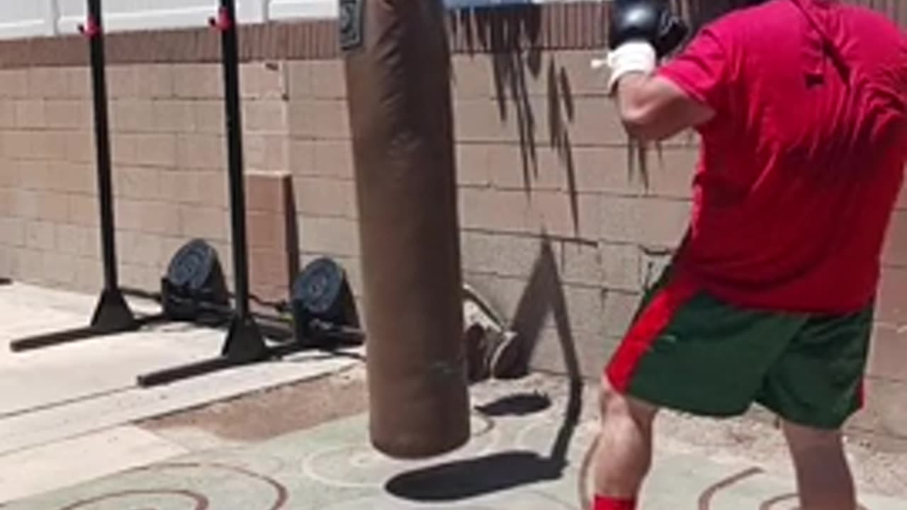 150 Pound banana bag Workout part 16. Muay Thai Work