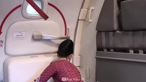 Pramugari Cantik Lion Air Saat Menutup Pintu Pesawat Boeing 737-900ER 😁🙏🏻🥰