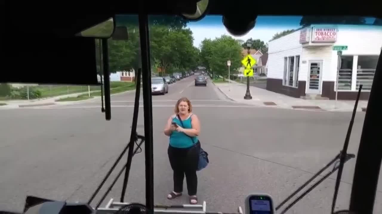 Oblivion NPC Lady breaks window and runs for her life