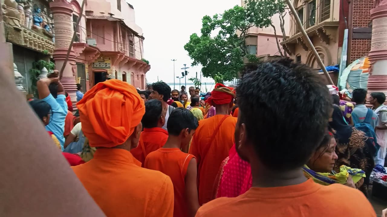 Kashi Vishwnath Mandir Ke Pas Mata Ganga Me Ja Rahe Hai Nahane