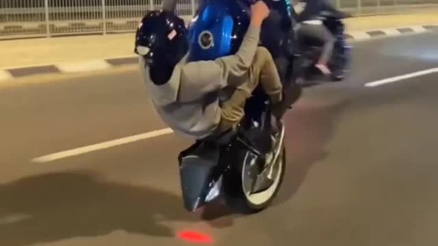 Crazy Bike Stunts on Road !!!