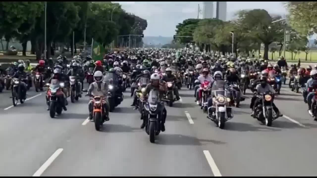 BOLSONARO E SEU CARDUME DE MOTOS.