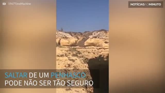 Homem salta de penhasco e cai em embarcação