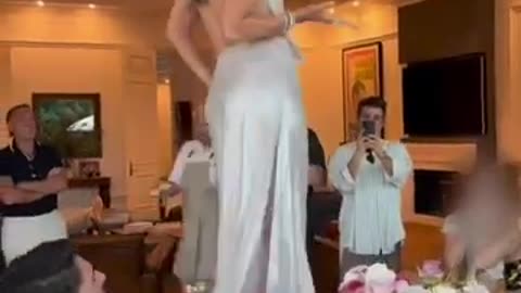 Jennifer lopez dancing on the table