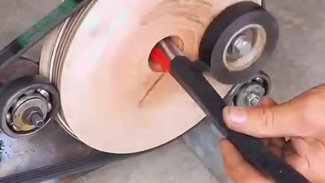 Car repairers use simple accessories to assemble