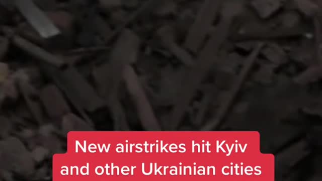 New airstrikes hit Kyiv and other Ukrainian cities 。