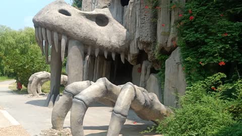 This dinosaur has a big mouth