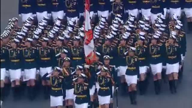 Putin deposita coroa de flores no monumento aos mortos da Guerra Patriótica na Rússia.