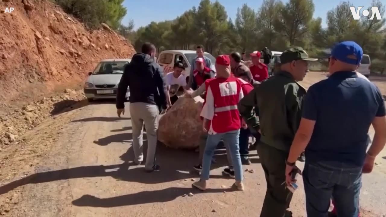 Moroccans Try to Move Boulder From Road After Earthquake | VOA News