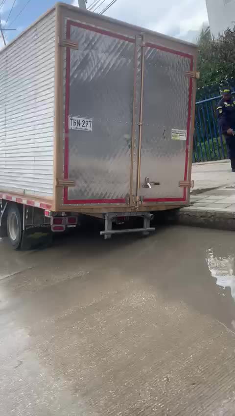 Camión quedó atrapado en un hueco