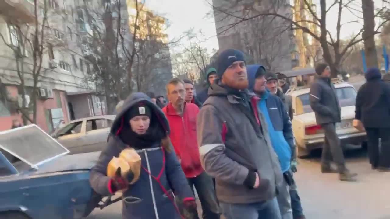 Mariupol, delivering of Food to the hungry civilians by Russian army
